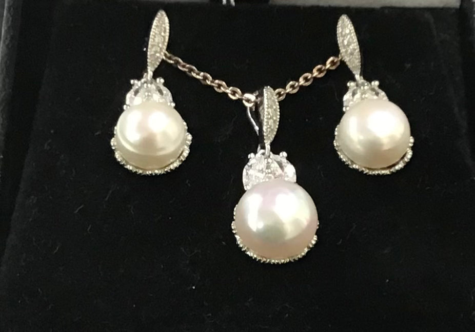 Silver Cubic Zirconia Pearl Pendant, chain & Stud Earrings
