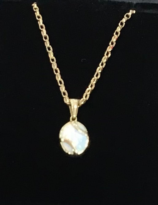 9ct Yellow Gold Synthetic Opal Pendant & 9ct Chain (Pd487)